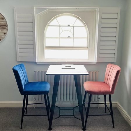 Beautiful Beachfront Retreat With A Stunning Sea View For The Ultimate Escape Away From The Busy World Below Herne Bay Exterior photo