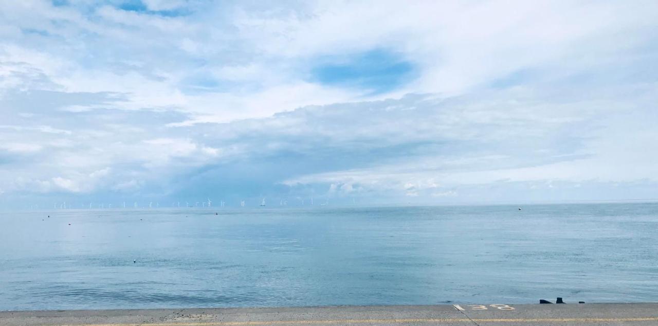 Beautiful Beachfront Retreat With A Stunning Sea View For The Ultimate Escape Away From The Busy World Below Herne Bay Exterior photo