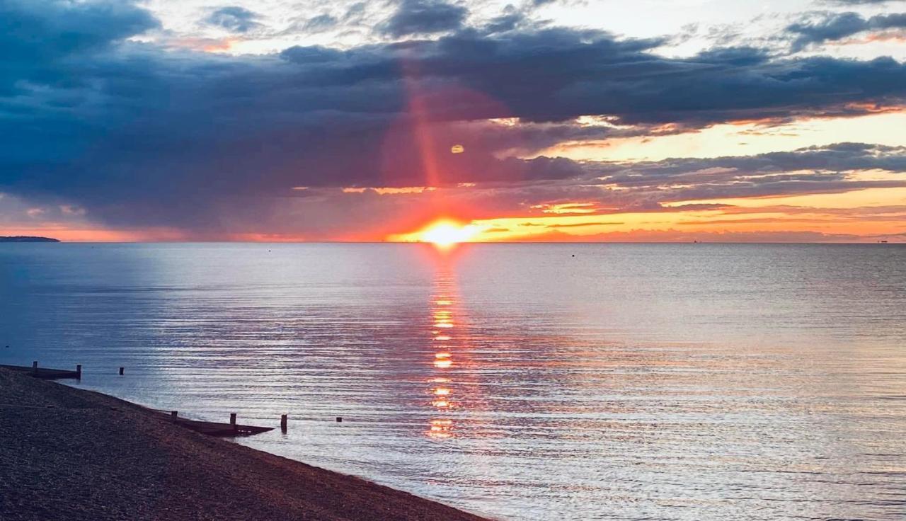 Beautiful Beachfront Retreat With A Stunning Sea View For The Ultimate Escape Away From The Busy World Below Herne Bay Exterior photo
