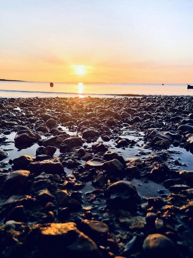 Beautiful Beachfront Retreat With A Stunning Sea View For The Ultimate Escape Away From The Busy World Below Herne Bay Exterior photo