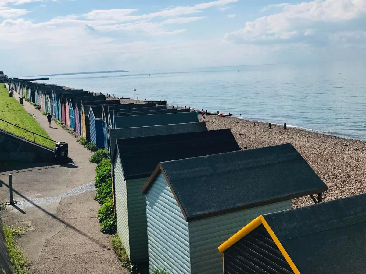 Beautiful Beachfront Retreat With A Stunning Sea View For The Ultimate Escape Away From The Busy World Below Herne Bay Exterior photo