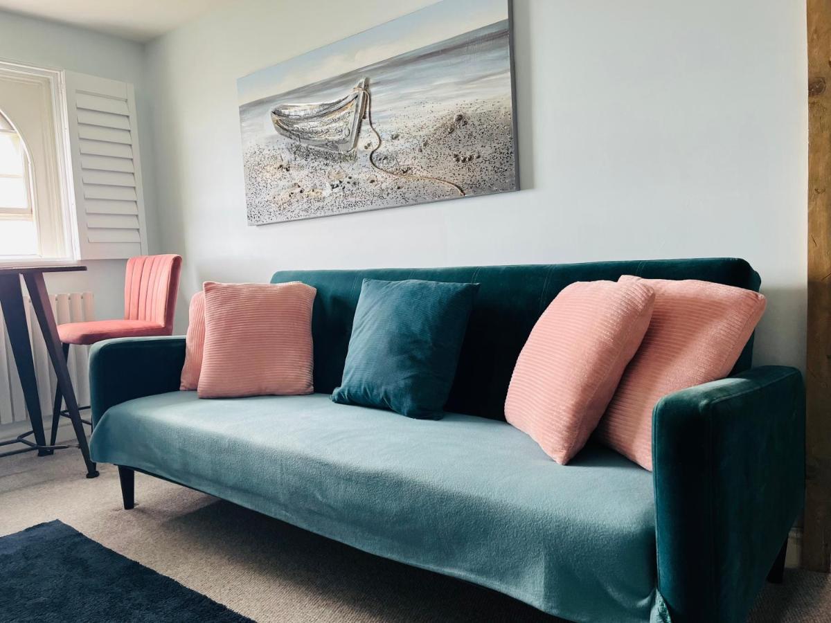 Beautiful Beachfront Retreat With A Stunning Sea View For The Ultimate Escape Away From The Busy World Below Herne Bay Exterior photo